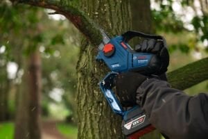 BOSCH GKE 18V-15 Şarjlı Zincirli Budama Makinası 15 cm (Akü ve Şarj Aleti Hariç)