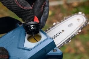 BOSCH GKE 18V-15 Şarjlı Zincirli Budama Makinası 15 cm (Akü ve Şarj Aleti Hariç)