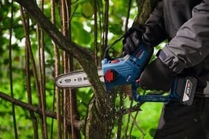 BOSCH GKE 18V-20 Şarjlı Zincirli Budama Makinası 20 cm (Akü ve Şarj Aleti Hariç)