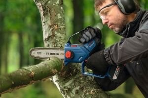 BOSCH GKE 18V-20 Şarjlı Zincirli Budama Makinası 20 cm (Akü ve Şarj Aleti Hariç)