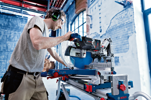 BOSCH GCM 18V-305 Akülü Kızaklı Gönye Kesme 18 Volt 305 mm (Akü ve Şarj Aleti Hariç)