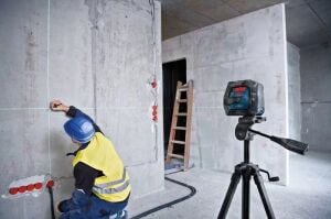 BOSCH GLL 2-15 G Çapraz Çizgili Yeşil Lazer Terazi Plastik Çantalı