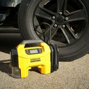 STANLEY SXV02001A Şarjlı Dijital Göstergeli Lastik Yatak Şişirme Pompası + Araç Süpürgesi 160 Psi